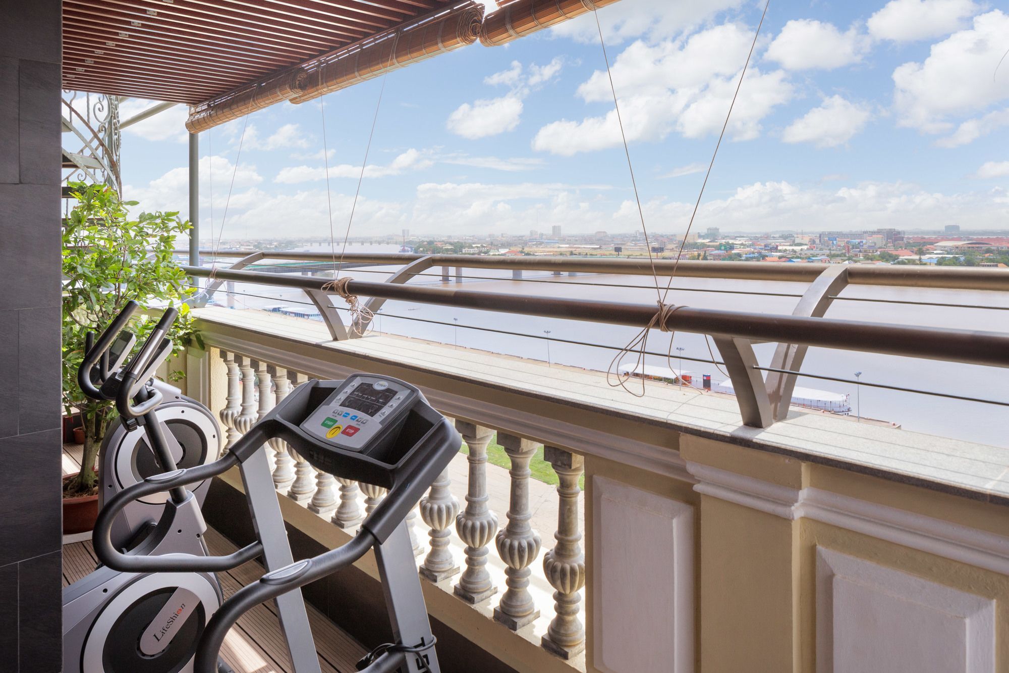 Lcs Hotel & Apartment Phnom Penh Dış mekan fotoğraf